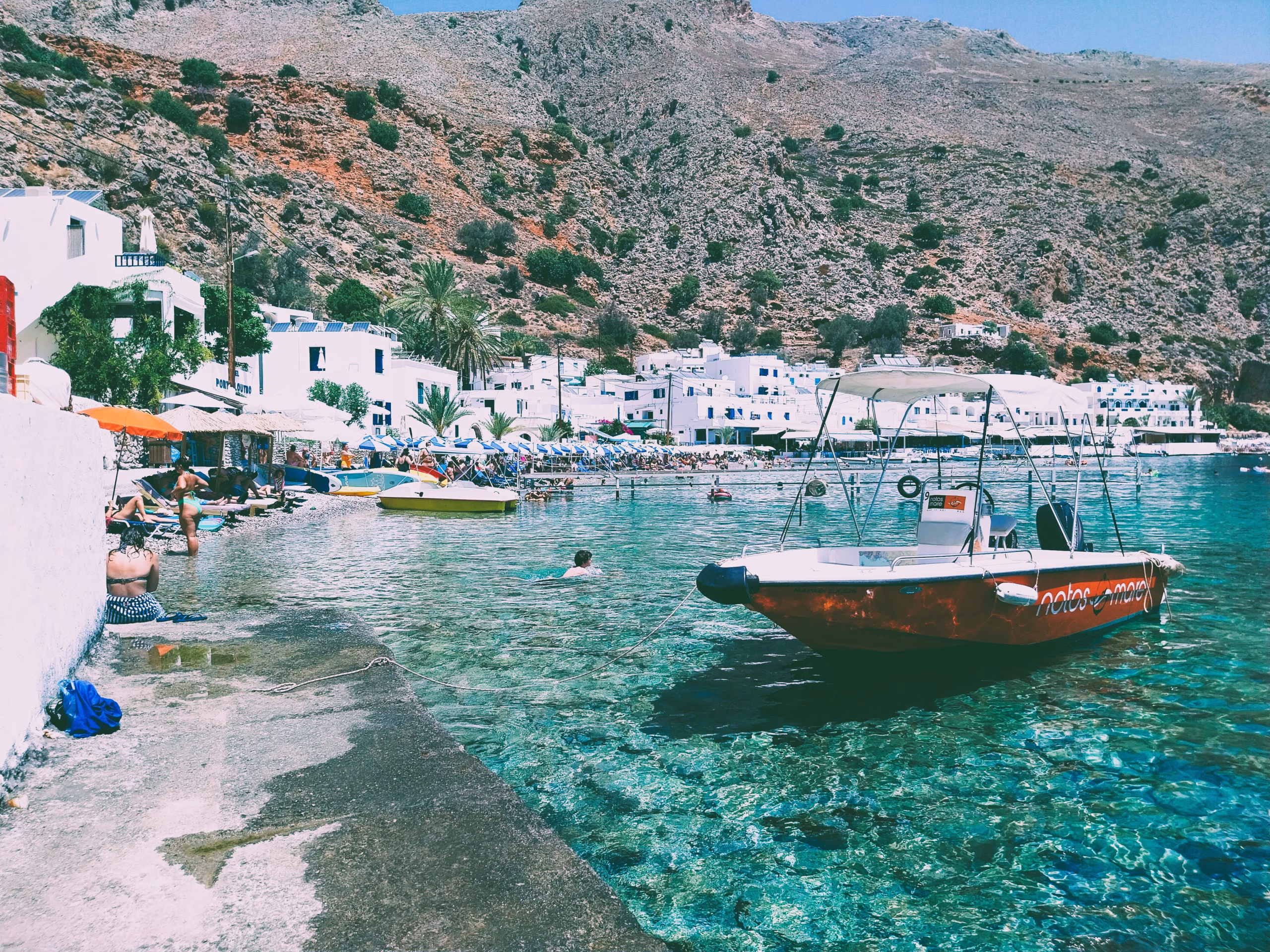 Pause dans une crique confidentielle à Loutro lors d’une étape d’un voyage sur mesure dans le sud de la Crète.